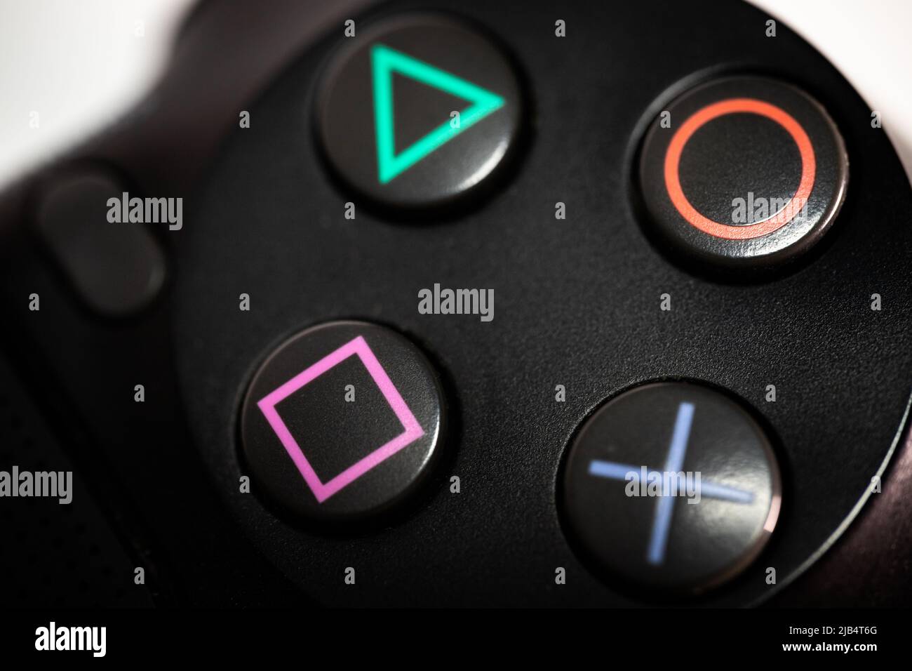 Kumamoto, Giappone - Luglio 29 2020 : il primo piano dei pulsanti del controller DualShock 4. PlayStation 4 (PS4) è una console per videogiochi di 8th generazione di SCE Foto Stock