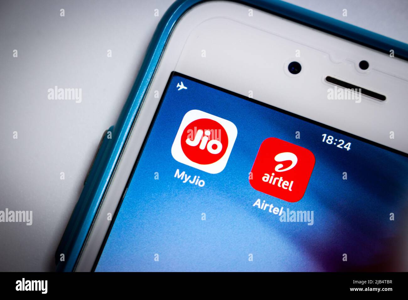 Jio, un'azienda indiana di telecomunicazioni e una filiale di Jio Platforms, con sede a Mumbai, Maharashtra, India e applicazioni Airtel India su iPhone Foto Stock