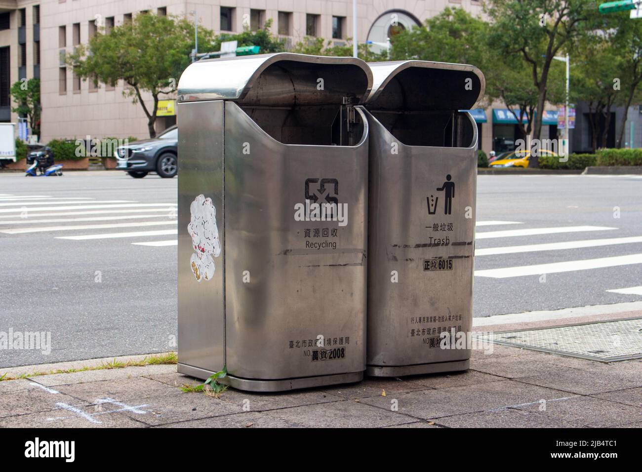 Pattumiera in centro. Solo per uso pedonale. Vietato per rifiuti domestici. Dipartimento di protezione ambientale, Città di Taipei Foto Stock
