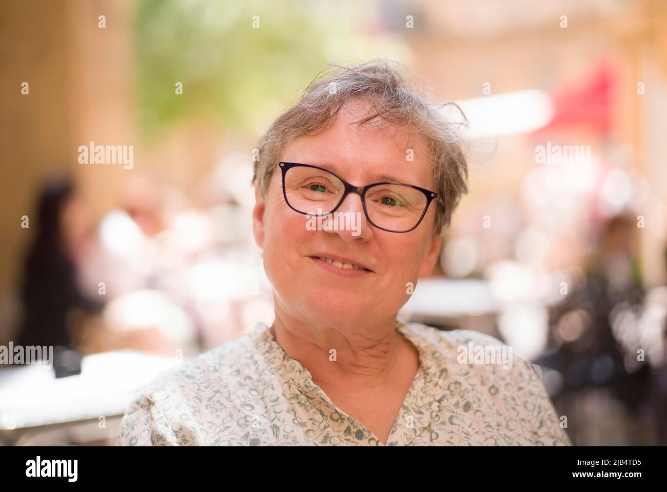 Donna anziana, migliore età, ritratto, bille, sorrisi, Aix-en-Provence, Bocche del Rodano, Provenza-Alpi-Costa Azzurra, Francia Foto Stock