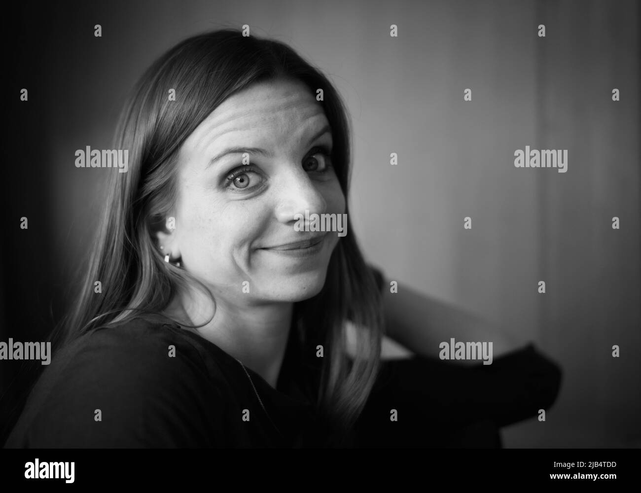 Giovane donna, ritratto, contatto visivo, Stoccarda, Baden-Wuerttemberg, Germania Foto Stock