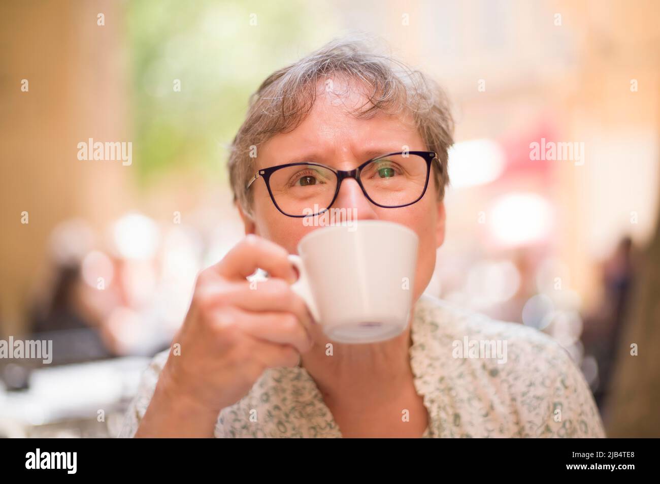 Donna anziana, migliore Ager, ritratto, bicchieri, bere caffè, Aix-en-Provence, Bocche del Rodano, Provenza-Alpi-Costa Azzurra, Francia Foto Stock