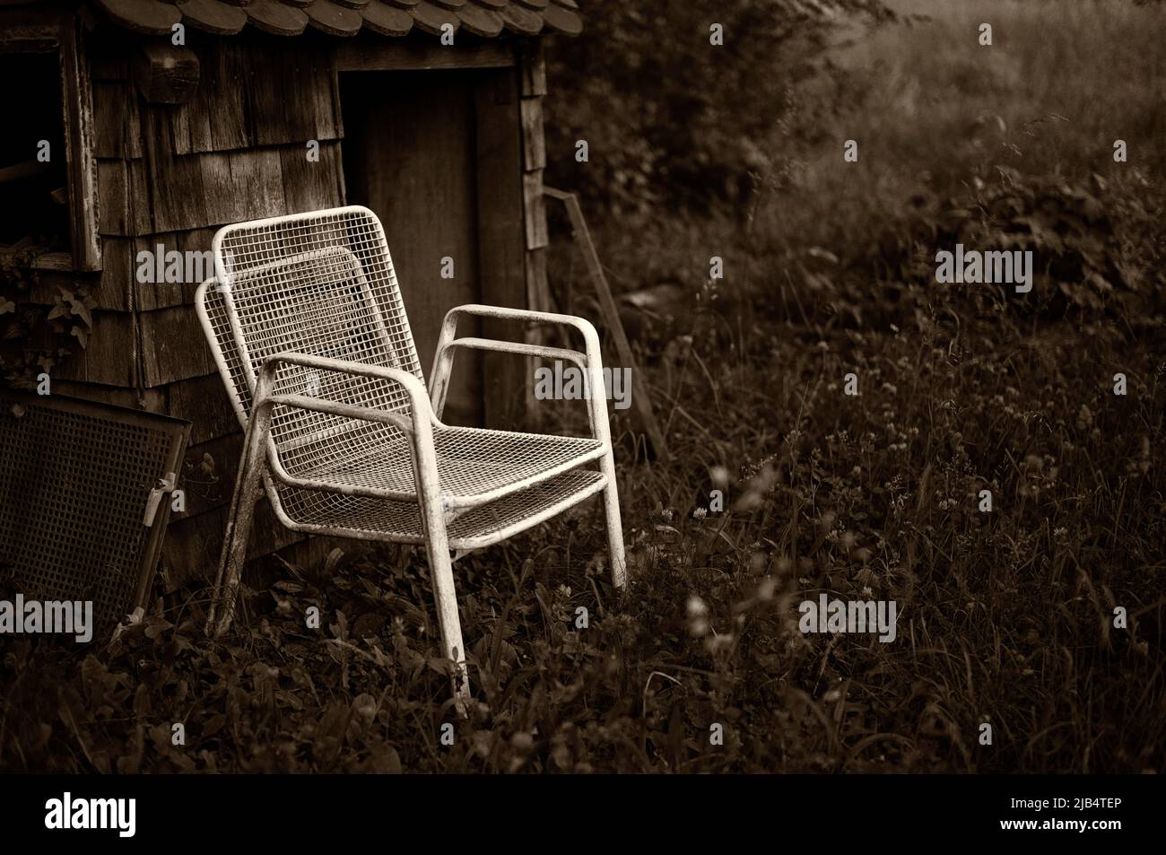 Mobili da giardino rigati, sedia da giardino, di fronte a capanna di legno, Reutlingen, Baden-Wuerttemberg, Germania Foto Stock