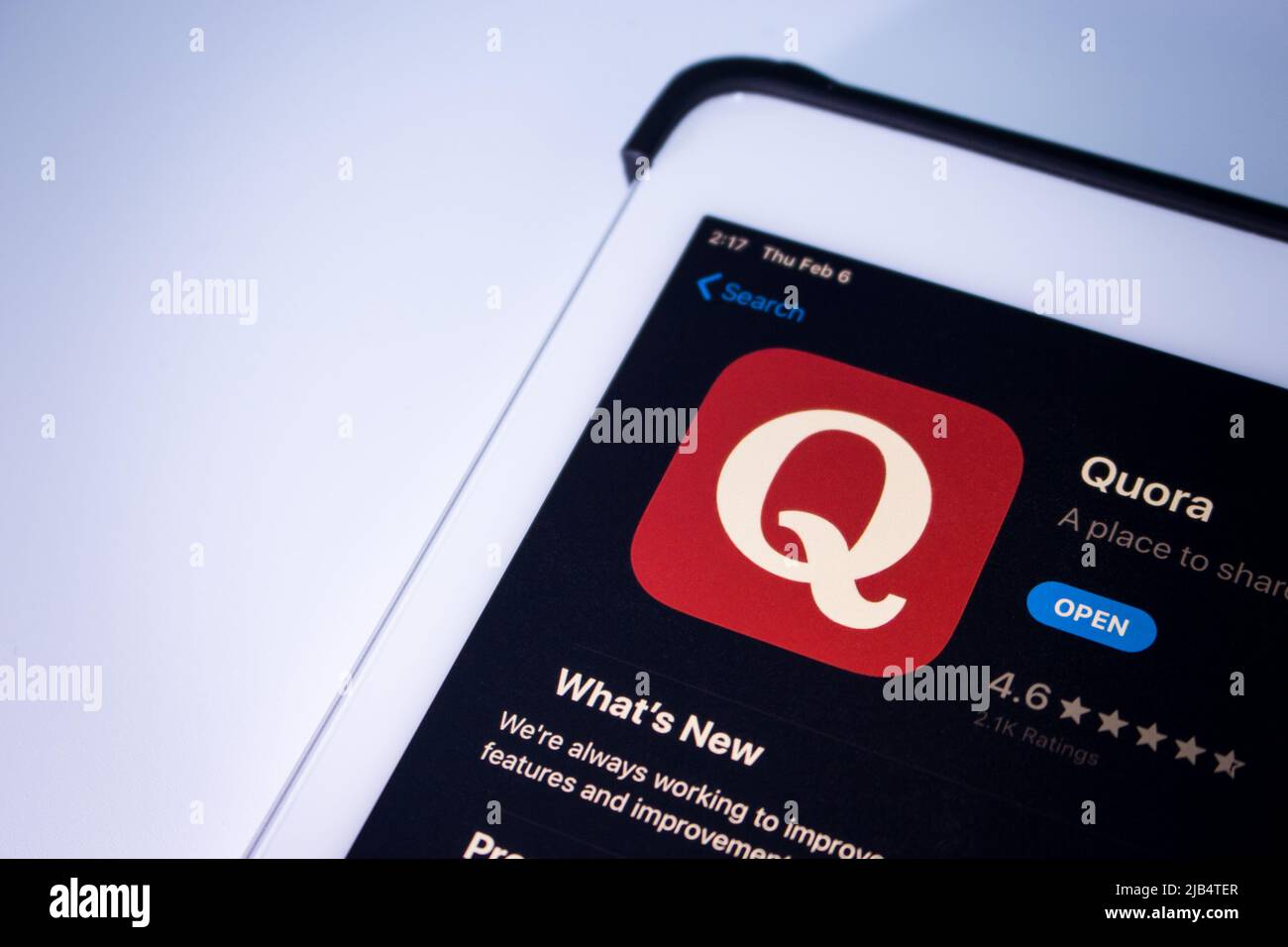 App Quora in App Store su iPad. Quora è un servizio di domande e risposte negli Stati Uniti in cui gli utenti fanno domande, rispondono e curano Foto Stock