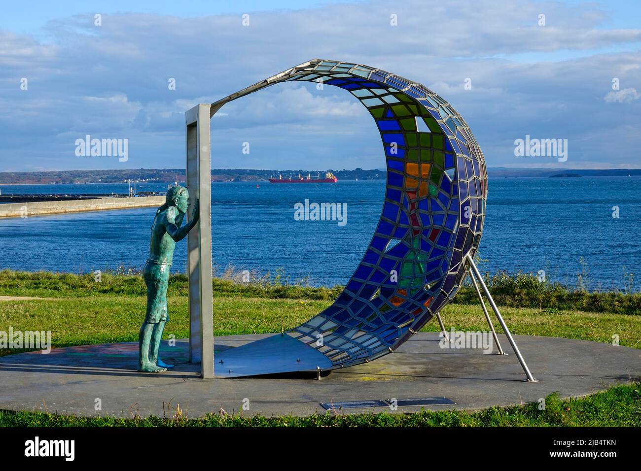 Scultura Brest Porte Oceane di Veronique Millour e Philippe Mefroy all'ingresso della baia di Brest, dietro Peninsula Plougastel-Daoulas Foto Stock