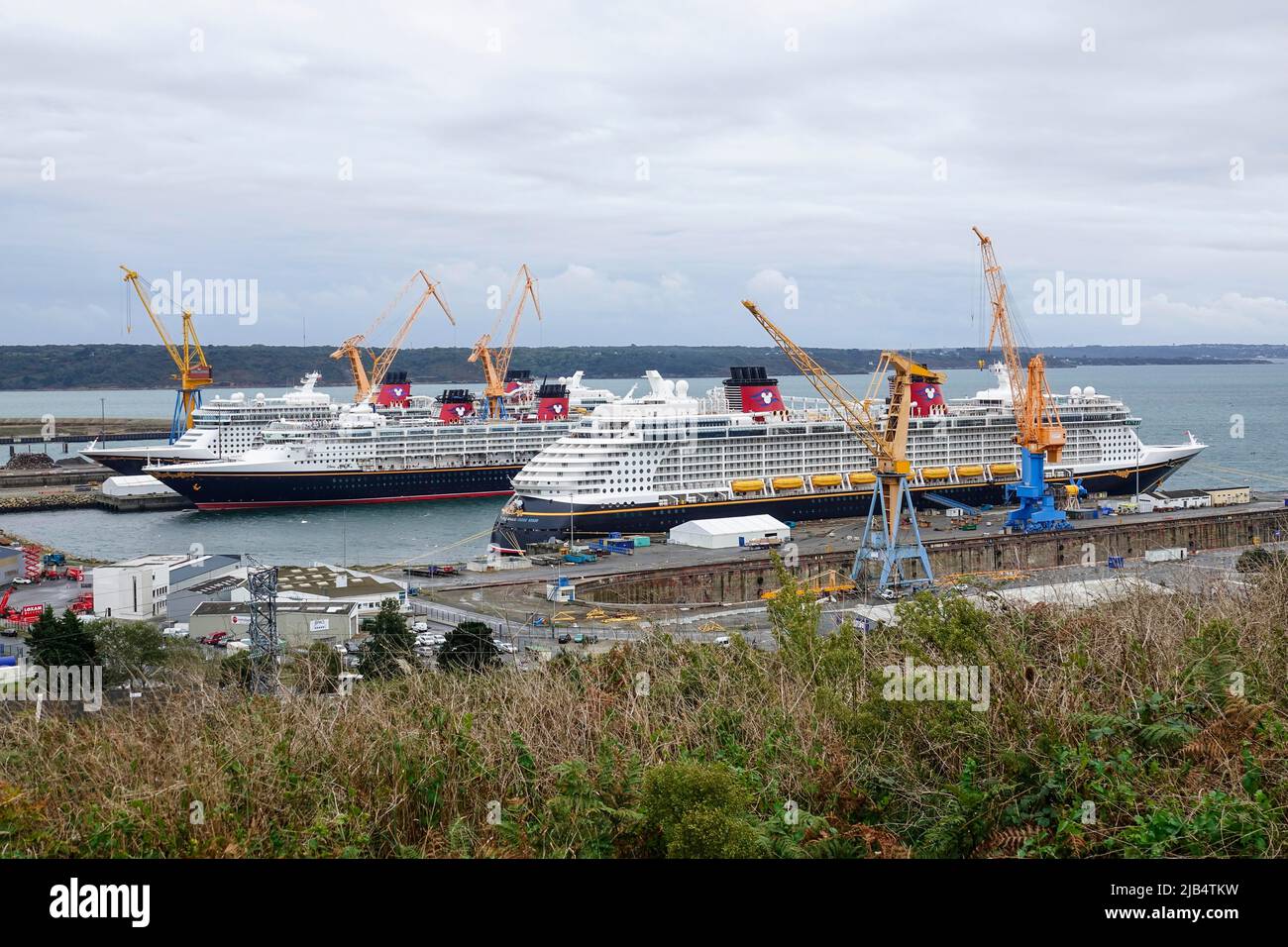 Disney Cruise Line's Disney Dream, Disney Magic e Disney Fantasy navi da crociera nel cantiere di riparazione della nave Damen nel porto di Brest durante la Corona Foto Stock