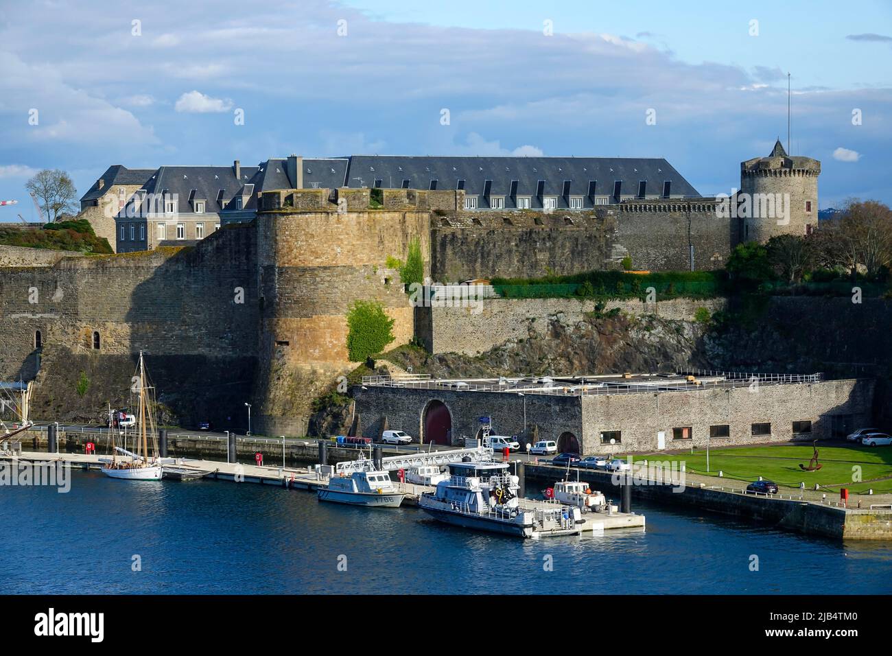 Fortezza Chateau de Brest, in esso Museo Nazionale Marino alla foce del fiume Penfeld nella baia di Brest, Brest, dipartimento Finistere Penn Foto Stock