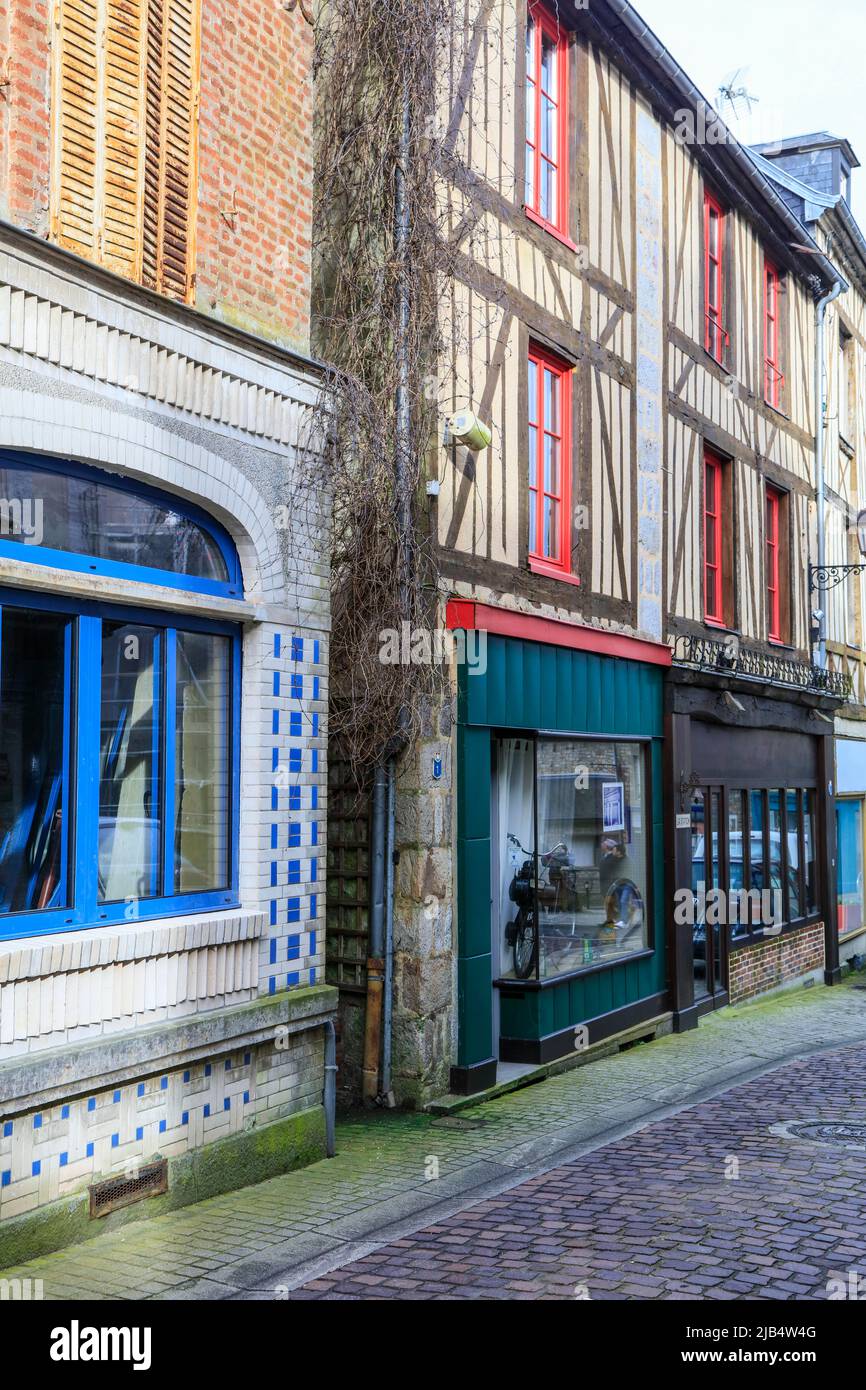 Case a graticcio, centro storico medievale di Domfront, Domfront en Poiraie, dipartimento di Orne, regione Normandia, Francia Foto Stock