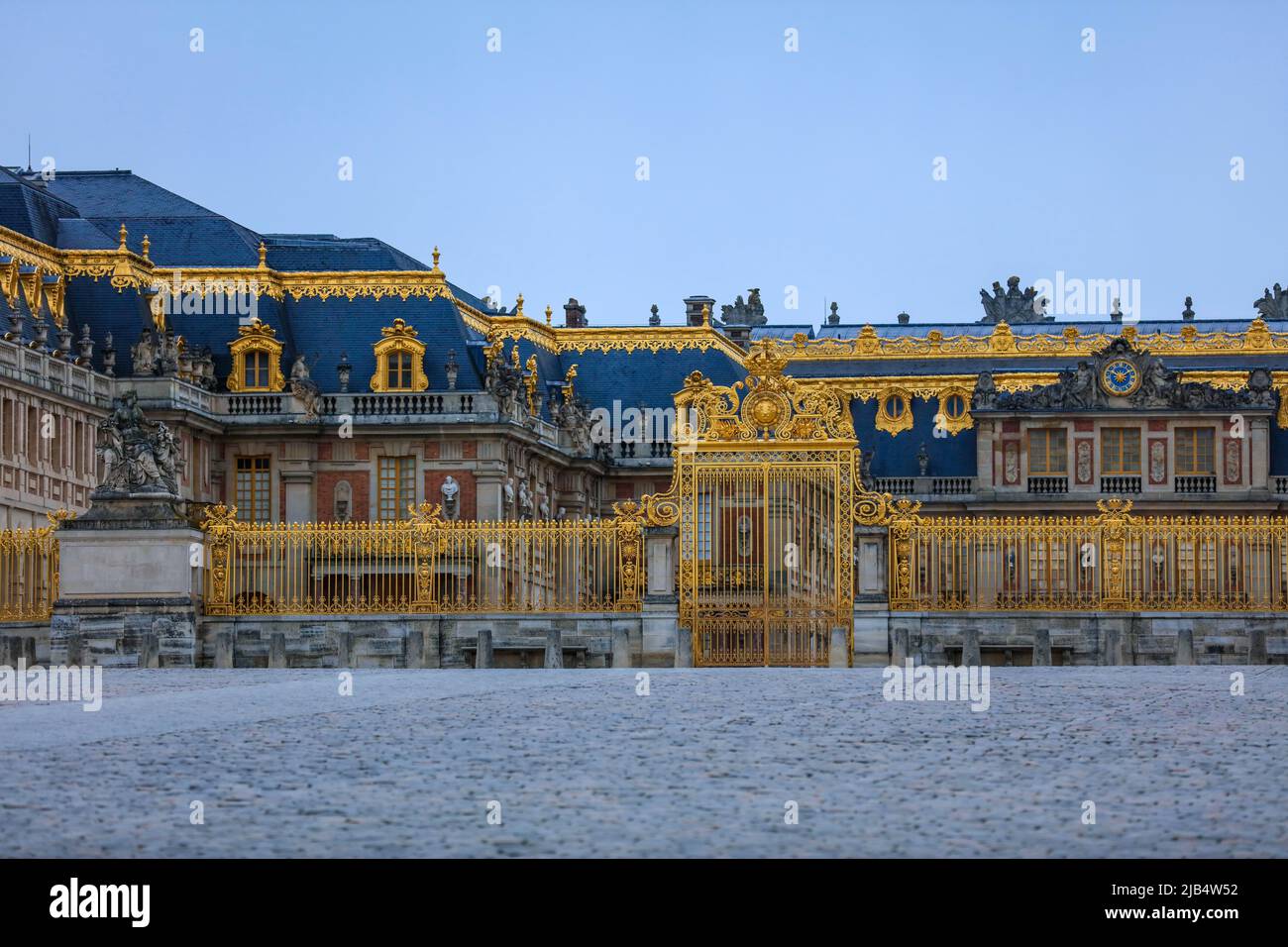 Cour royale, Chateau de Versailles barocco, ex palazzo dei re di Francia, vicino a Parigi, dipartimento degli Yvelines, regione Ile de France, Francia Foto Stock