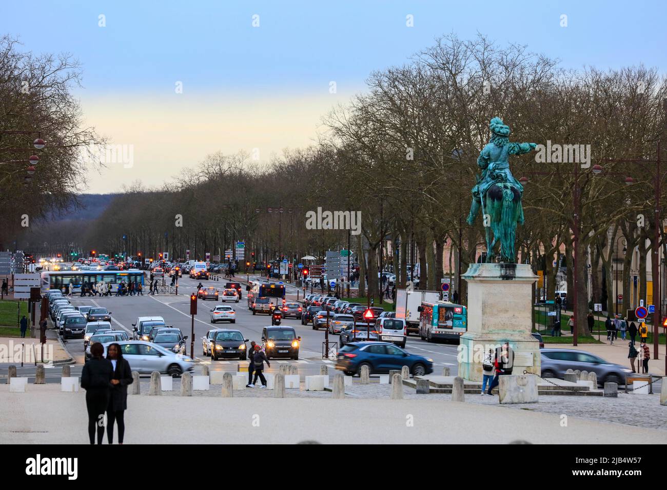 Vista dal Castello di Versailles all'Avenue de Paris, statua equestre del re Luigi XIV, vicino a Parigi, Dipartimento degli Yvelines, Ile de France Foto Stock