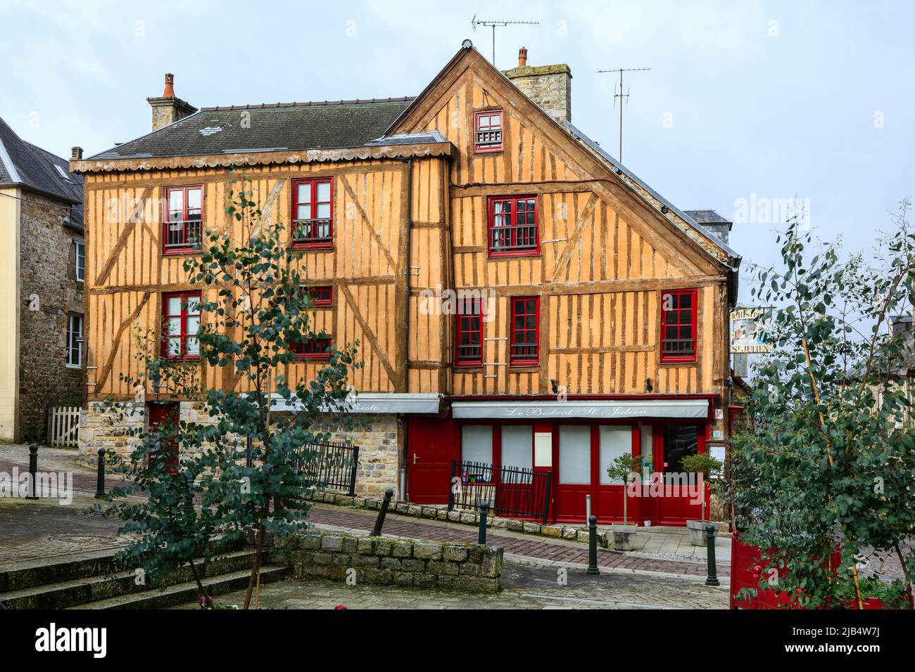 Casa a graticcio su Place Saint Julien, centro storico medievale di Domfront, Domfront en Poiraie, dipartimento di Orne, regione Normandia, Francia Foto Stock