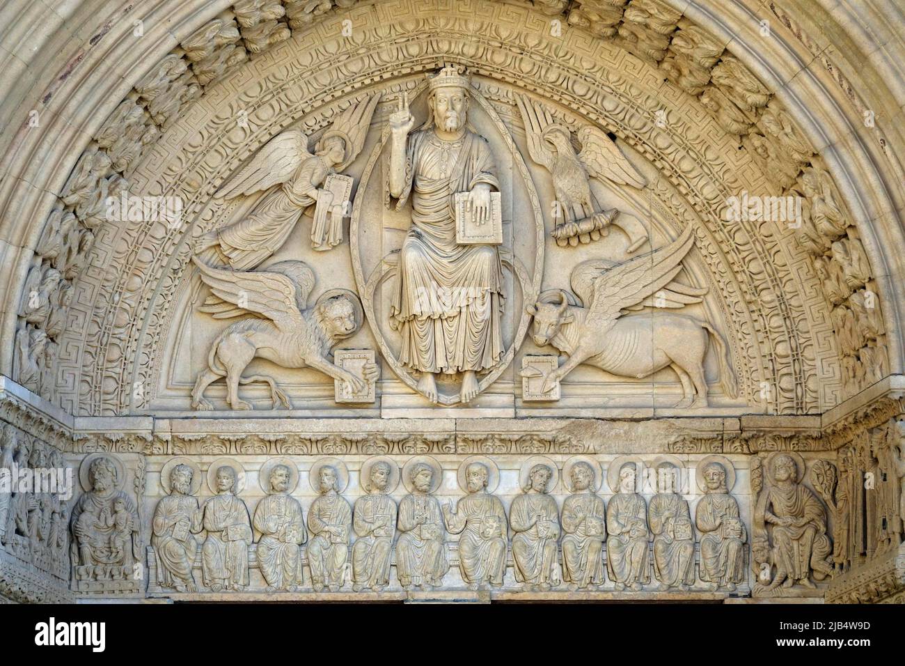 Timpano Giudizio universale sopra il portale principale, facciata romanica dell'ex chiesa abbaziale benedettina Eglise Saint-Trophime, Arles, dipartimento Foto Stock