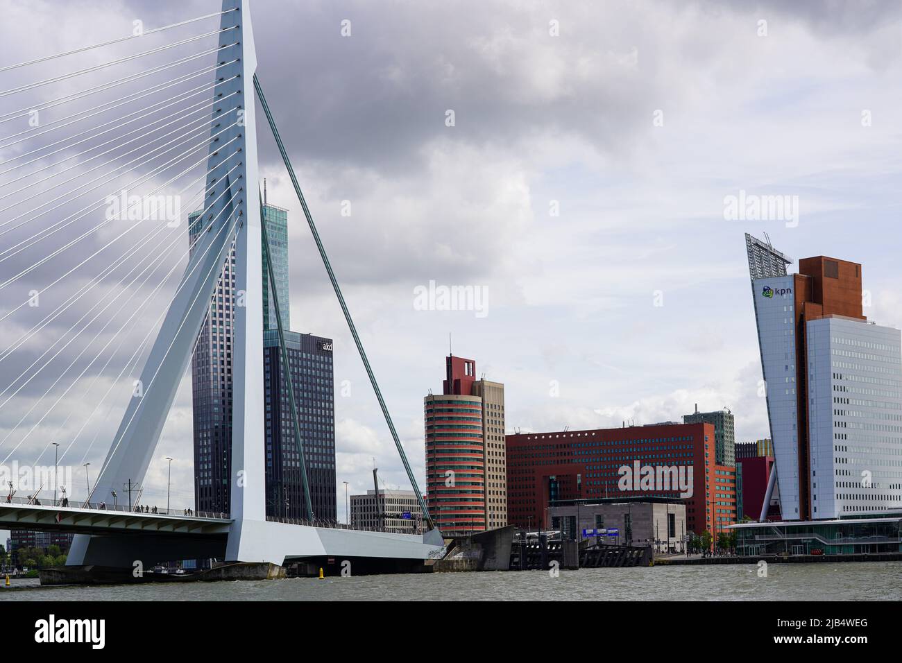 Il ponte Erasmus di Rotterdam, lungo 802 metri, architetto Van Berkel & Bos, con grattacieli, 25,5.22, Rotterdam, Paesi Bassi. Foto Stock