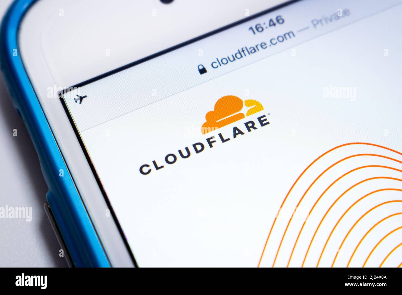 Logo di Cloudflare, un'azienda statunitense per la sicurezza delle infrastrutture web, su iPhone. Cloudflare ha annunciato la creazione di nuovi operatori di piattaforme senza server Unbound nel luglio 2020 Foto Stock