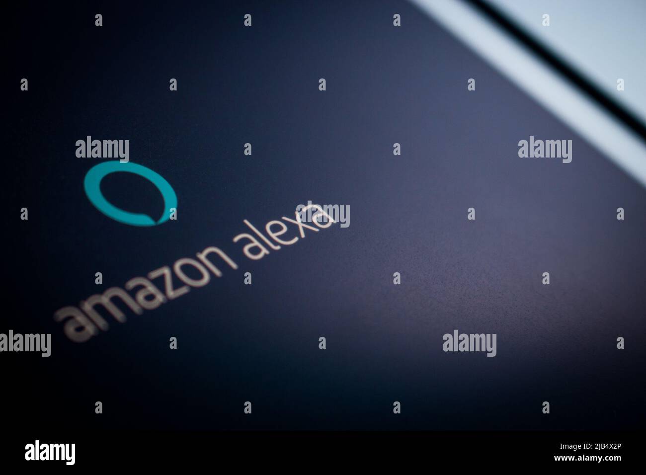 Kumamoto, Giappone - Feb 10, 2020 : il primo piano del logo Amazon Alexa sul tablet. Amazon Alexa è un assistente virtuale della tecnologia di intelligenza artificiale sviluppata da Amazon. Foto Stock