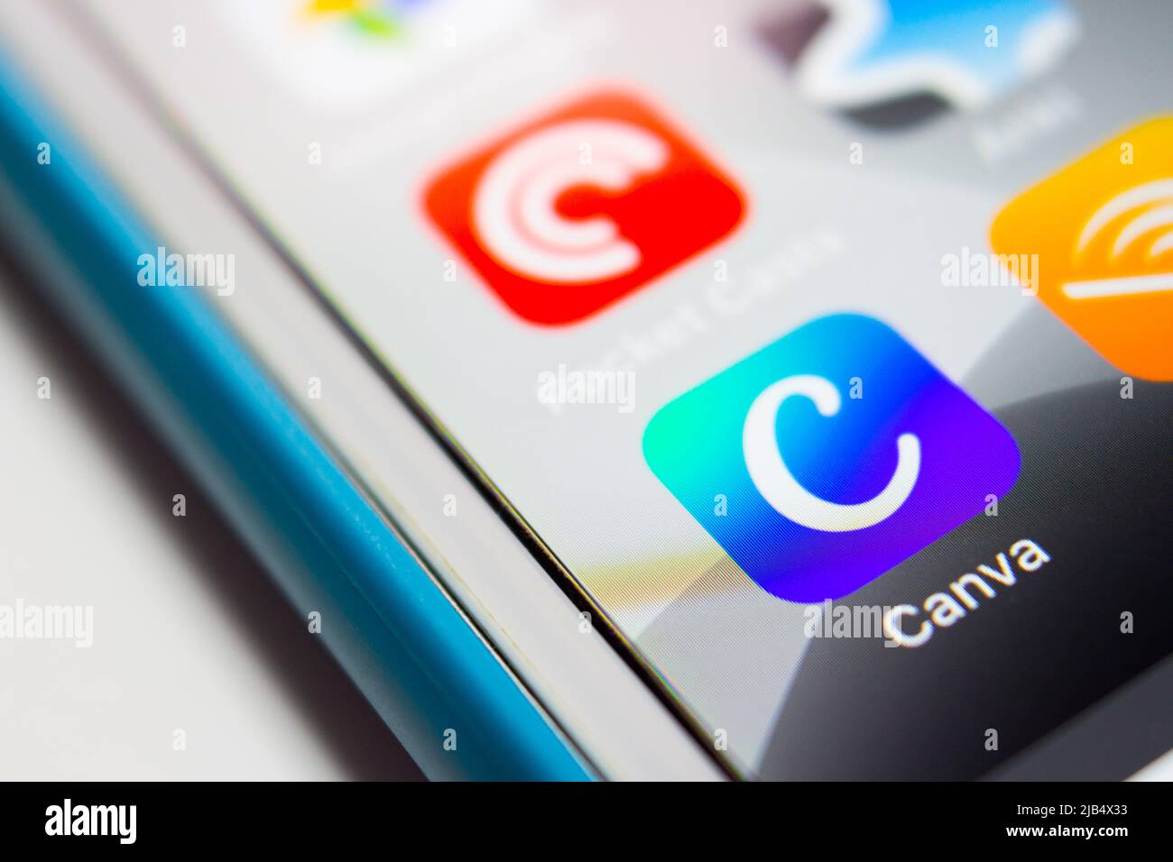 Canva app, una piattaforma di progettazione grafica che consente agli utenti di creare grafica per i social media, presentazioni, poster e altri contenuti visivi, su iPhone. Foto Stock