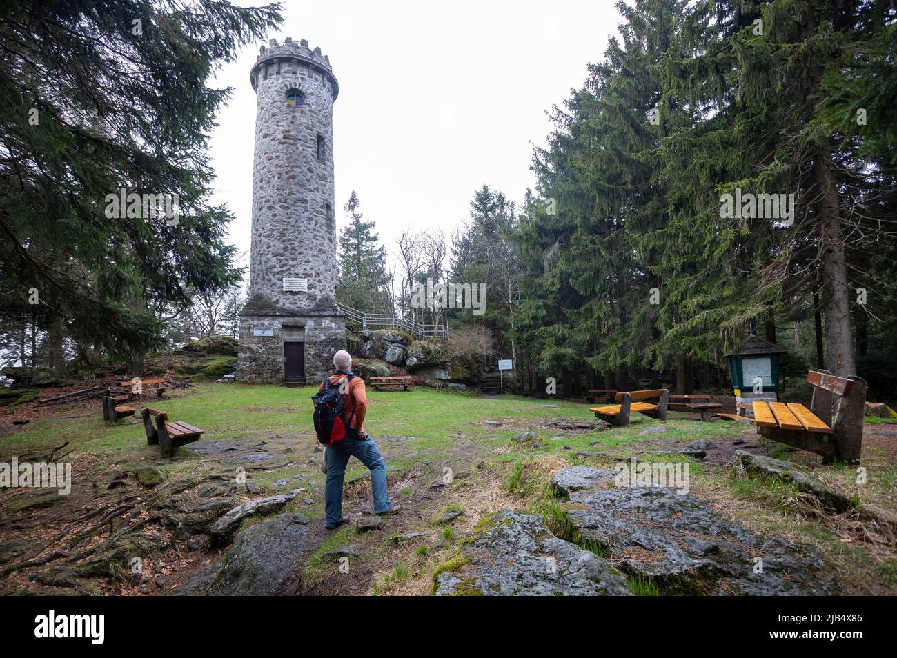 Sternstein 1125 m, escursionista di fronte alla torre di osservazione Sternsteinwarte sul sentiero circolare di Sternstein, Bad Leonfelden, Muehlviertel Foto Stock