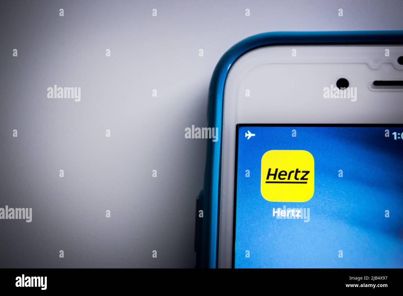 App Hertz su iPhone. Hertz è un'azienda americana di noleggio auto con sede in Florida, che gestisce 10.200 sedi aziendali e in franchising a livello internazionale Foto Stock