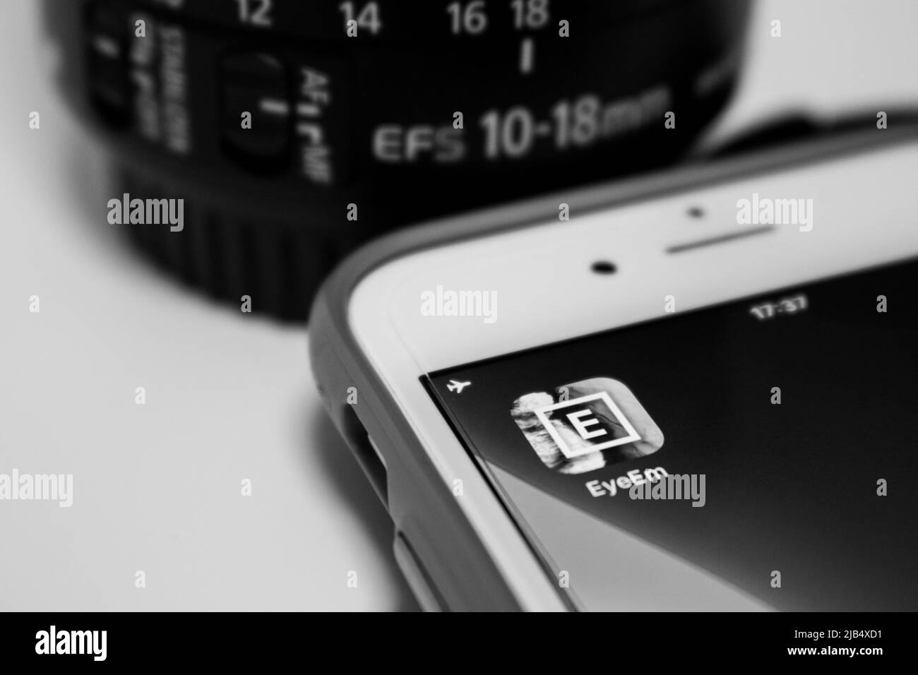 Kumamoto, Giappone - Giugno 18 2020 : Logo di Eyeem, azienda con comunità fotografica e mercato con sede a Berlino, su iPhone con obiettivo in bianco e nero Foto Stock