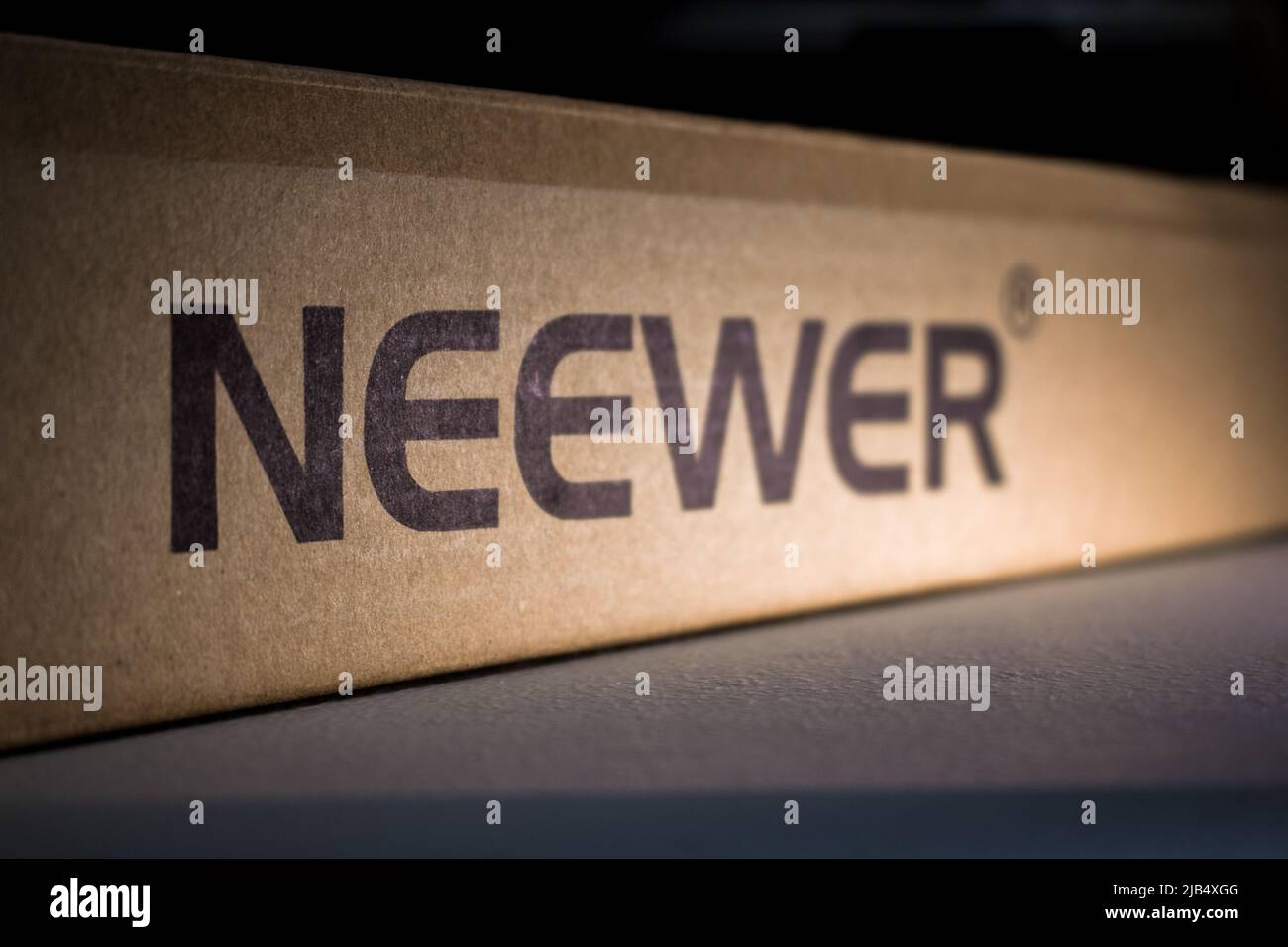 Kumamoto, Giappone - Maggio 29 2020 : la scatola di cartone di Neewer, azienda cinese di attrezzature fotografiche e accessori, su tavola bianca. Foto Stock