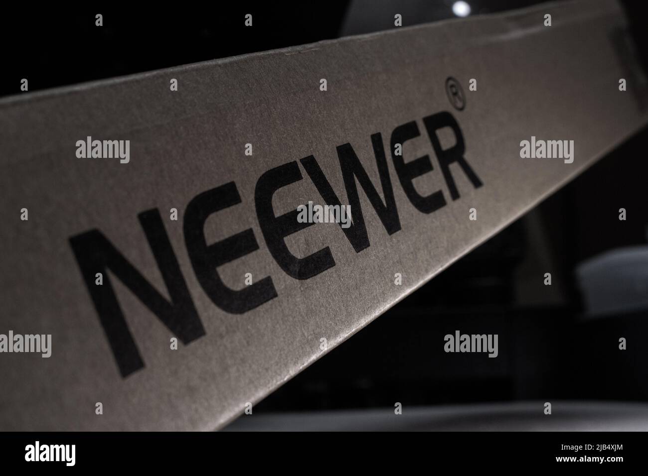 Kumamoto, Giappone - Maggio 29 2020 : la scatola di cartone di Neewer, azienda cinese di attrezzature fotografiche e accessori, su tavola bianca di colore scuro. Foto Stock