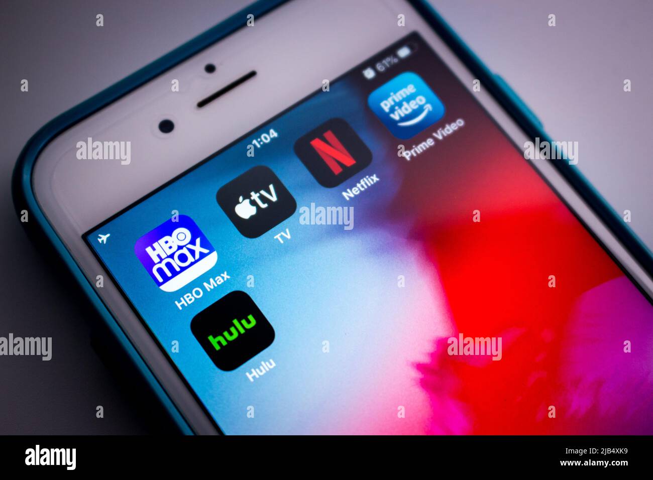 HBO Max, abbonamento USA servizio di streaming on demand di WarnerMedia Entertainment, con Apple tv, Netflix, Hulu e Amazon prime su iPhone Foto Stock