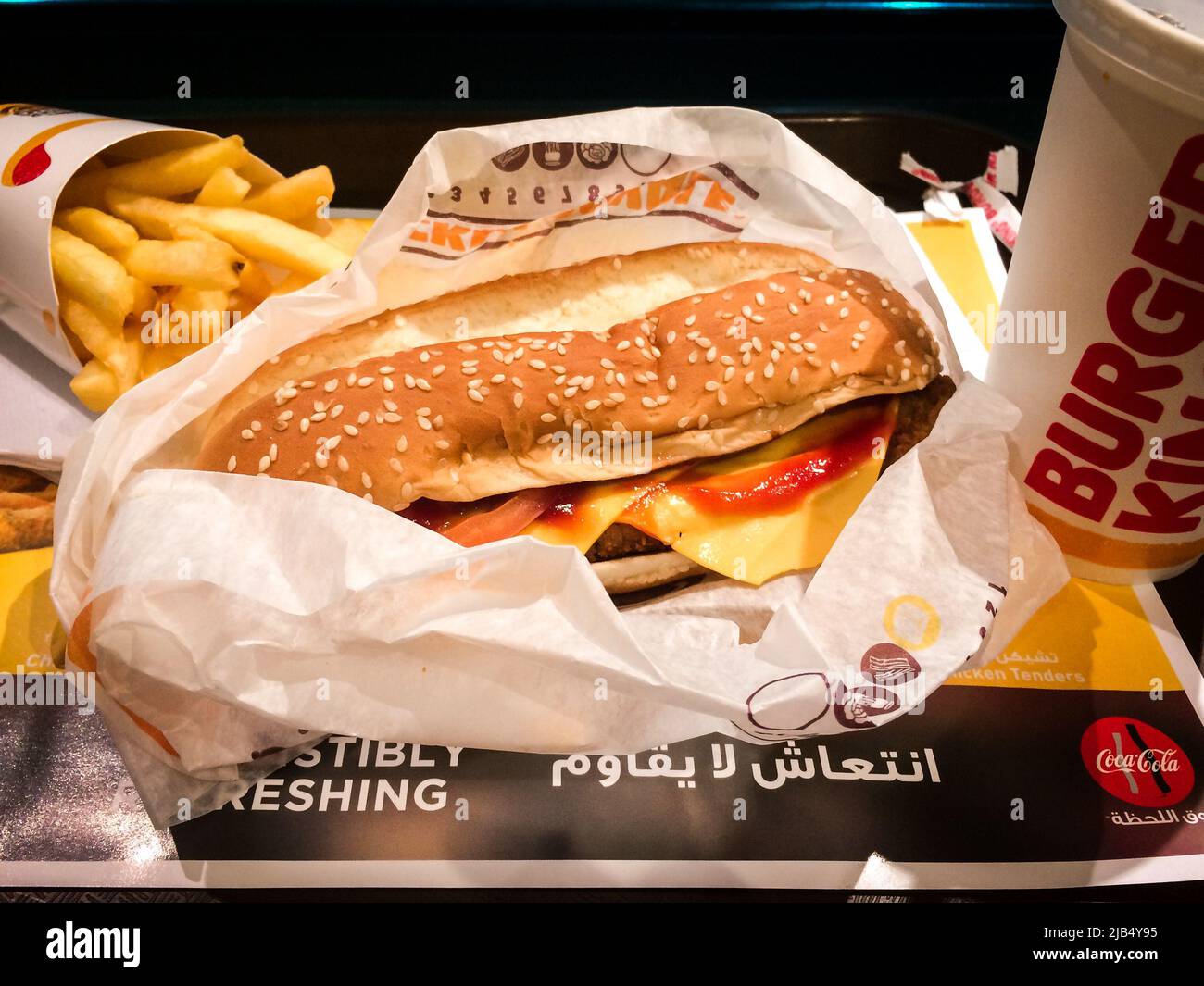 Doha, Qatar - Mar 13, 2017 : pasto Burger King sul vassoio ci sono sandwich, bevande fredde e patatine in immagine Foto Stock