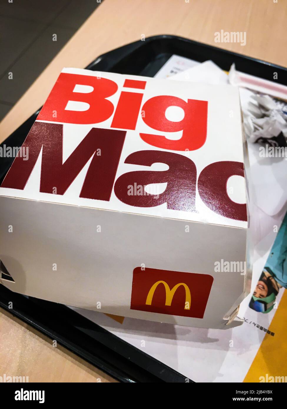 Kumamoto, Giappone - Mar 6, 2020 : l'immagine in primo piano del menu Big Mac sul vassoio, ristorante Mcdonald, Giappone. Foto Stock