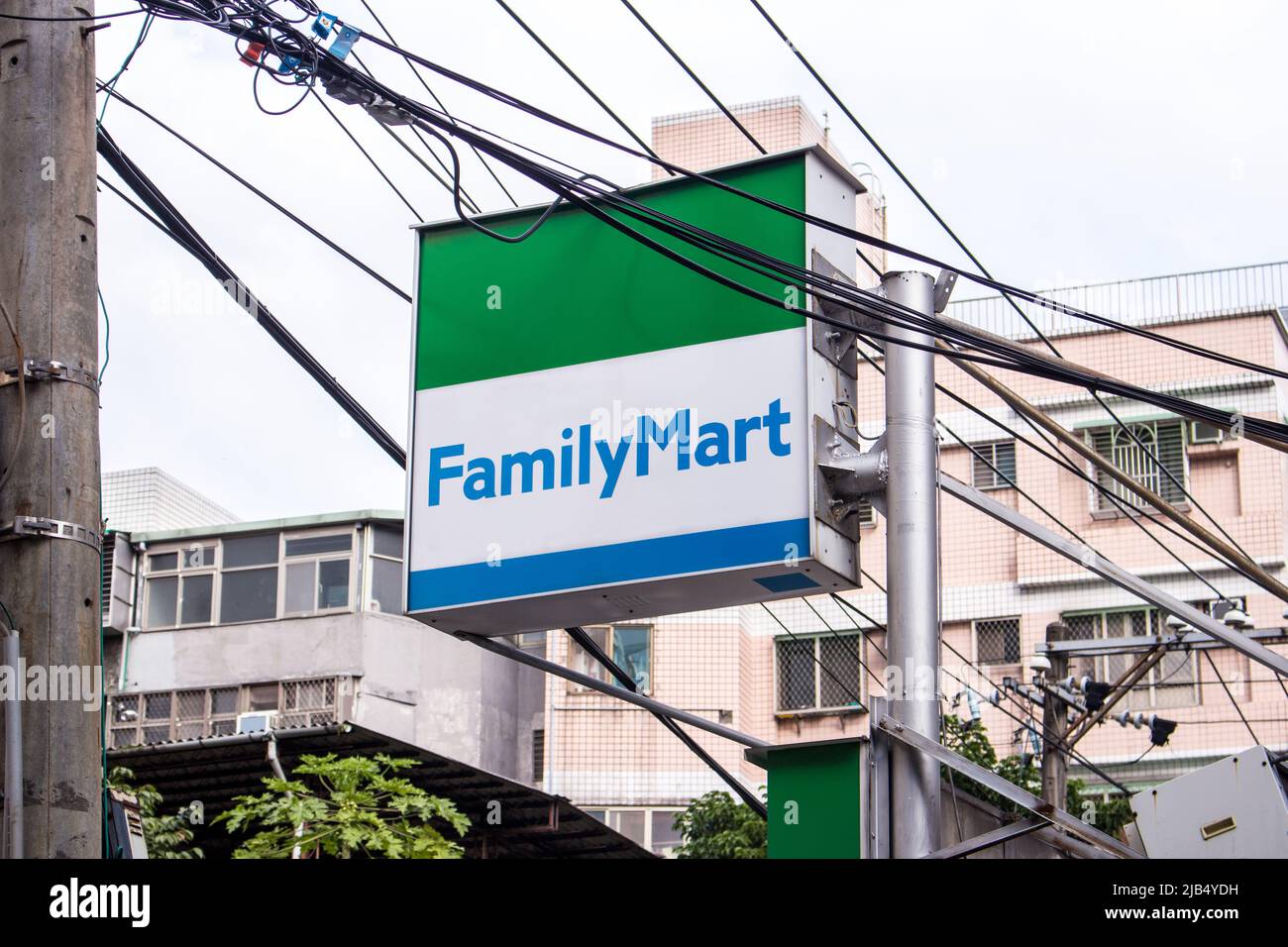 Un cartello di FamilyMart, popolare minimarket a Taiwan, nel centro città. A partire da gennaio 2018, FamilyMart ha un totale di 3165 negozi in tutto il paese. Foto Stock