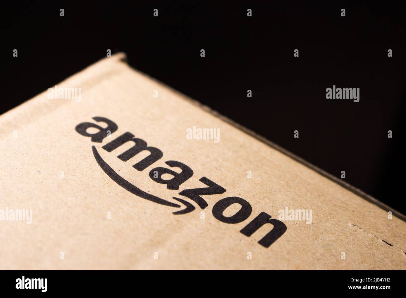 Kumamoto, Giappone - Mar 5 2020 : logo Amazon stampato su scatola di cartone. Amazon.com, Inc. È un'azienda tecnologica statunitense con sede a Seattle, Washington Foto Stock