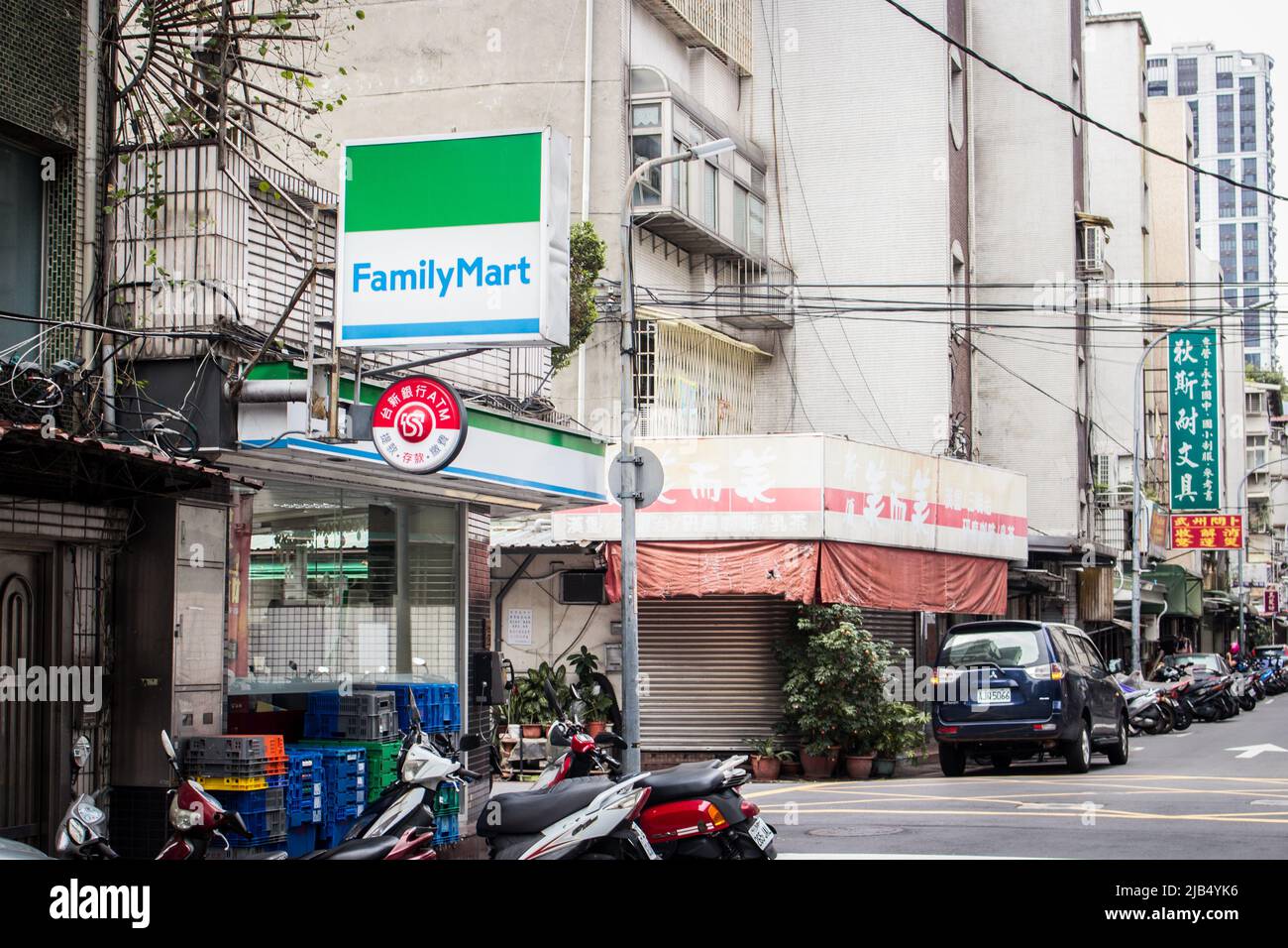 FamilyMart, il 2nd minimarket più famoso di Taiwan, nel centro città. A gennaio 2018, FamilyMart ha un totale di 3165 negozi in tutto il paese Foto Stock