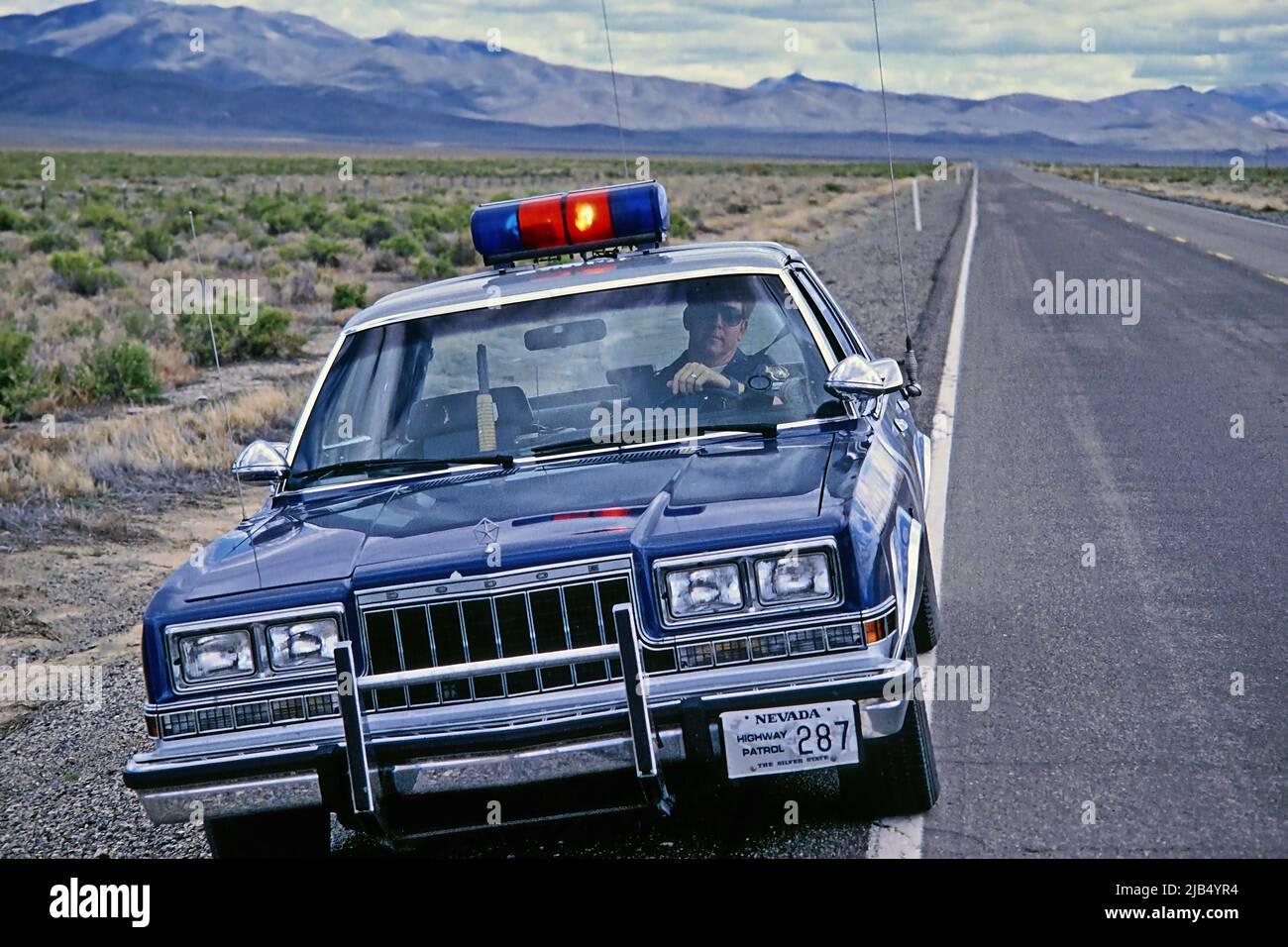 Pattuglia autostradale, veicolo con luce di segnalazione e ufficio, autostrada nel Nevada meridionale, Nevada, USA Foto Stock
