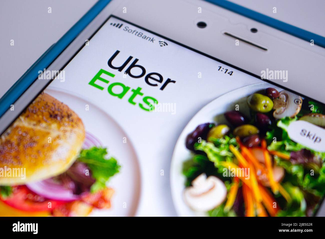 Kumamoto, Giappone - Maggio 7 2020 : primo piano del logo Uber eat, una piattaforma di ordinazione e consegna di cibo online statunitense lanciata da Uber, nella sua app sullo schermo dell'iPhone Foto Stock