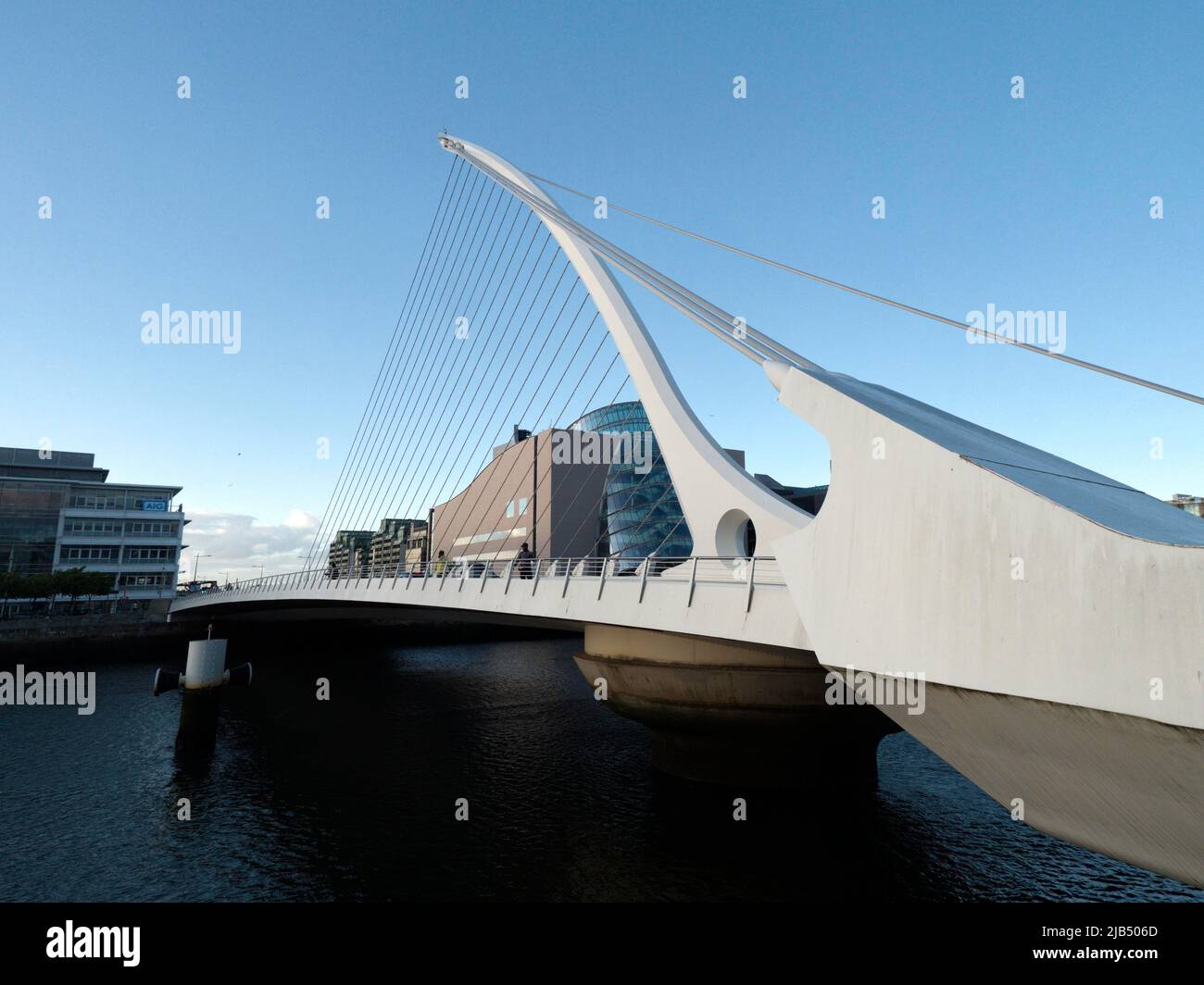 L'architettura del ponte Samuel Beckett replica la forma di un'arpa, lo stemma della Repubblica d'Irlanda. È un'oscillazione con cavo Foto Stock