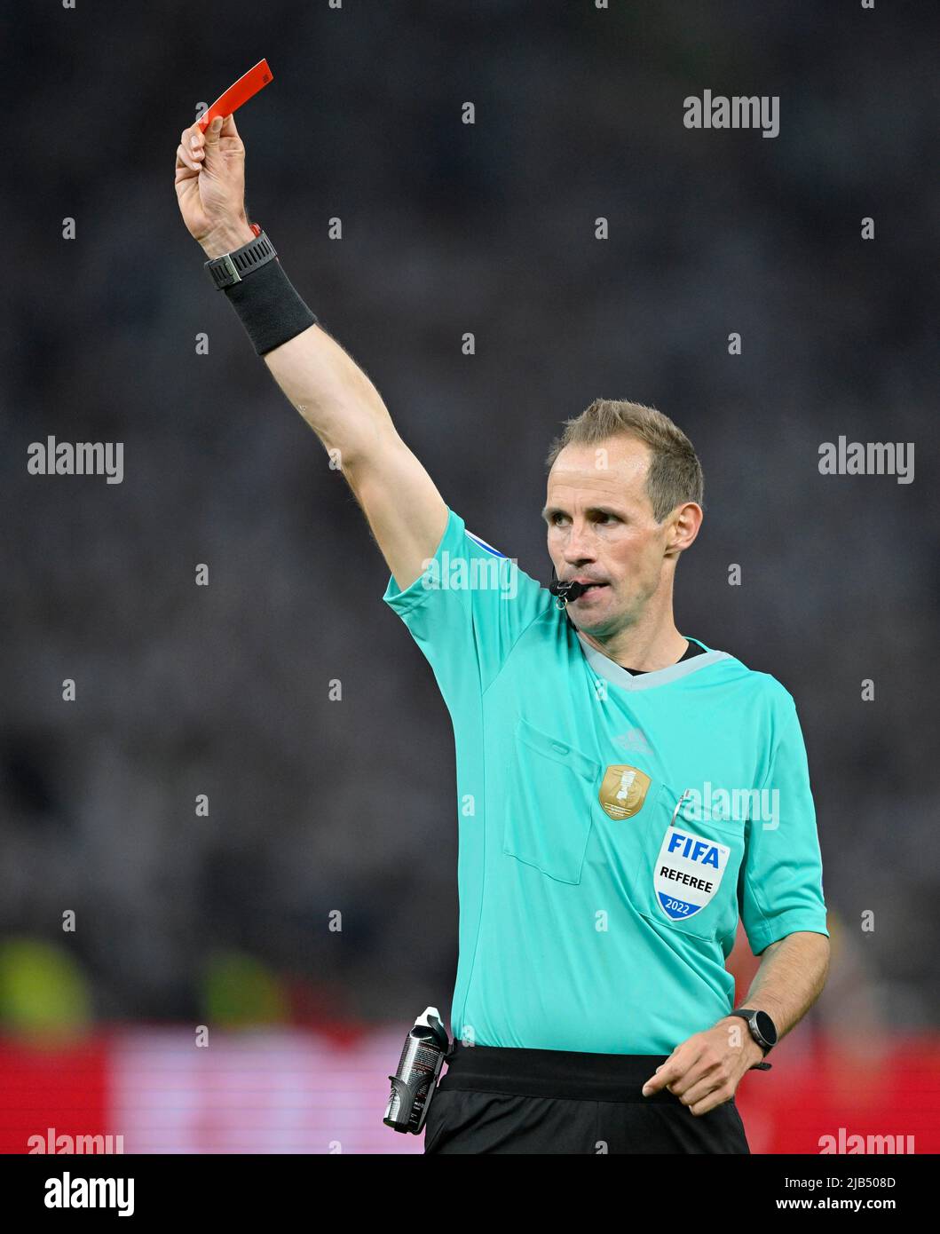 Arbitro Referee Sascha Stegemann gesto, gesti, mostra cartellino rosso, invio, finale 79th della Coppa DFB, Olympiastadion, Berlino, Germania Foto Stock