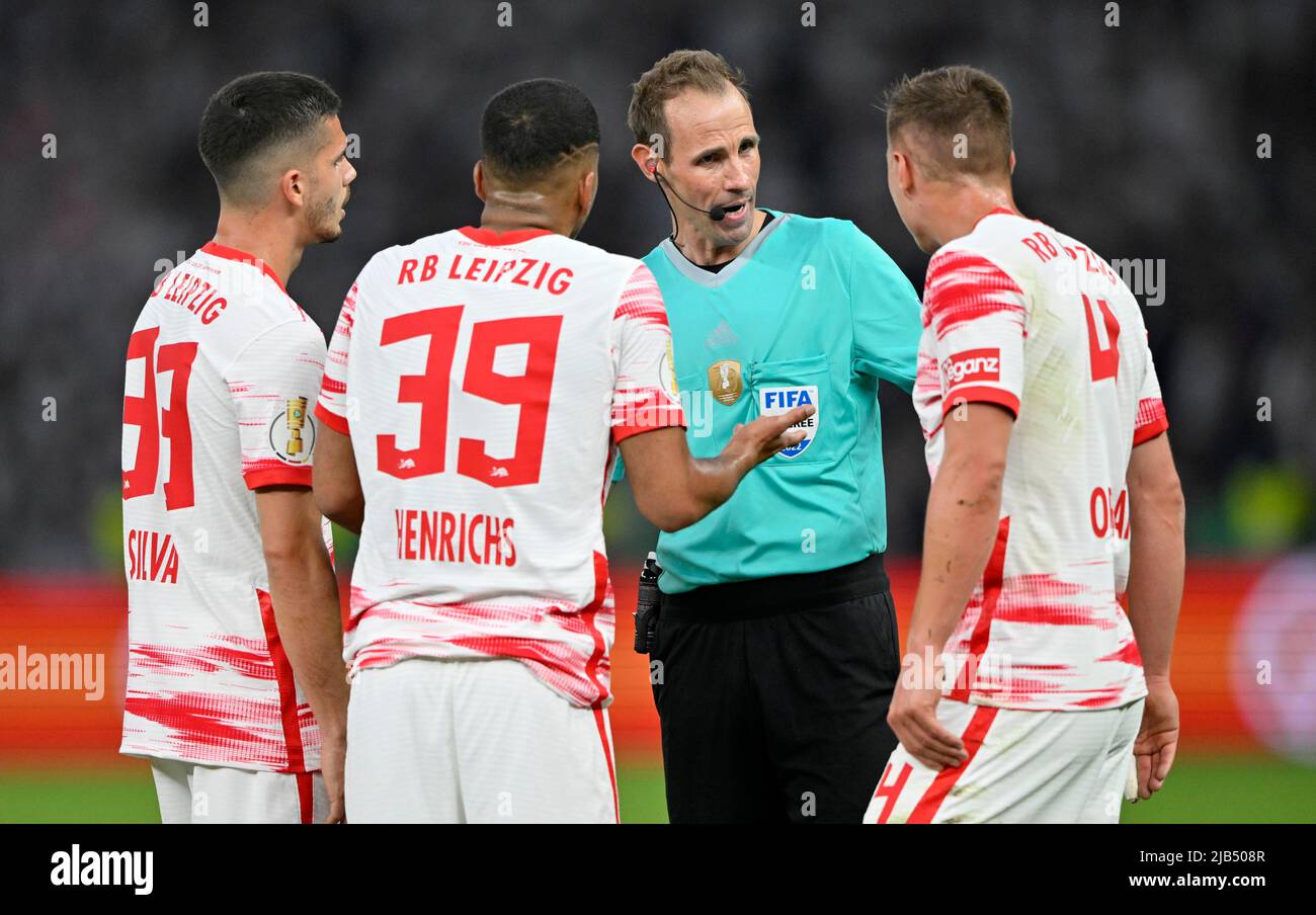 Arbitro Referee Sascha Stegemann in conversazione, discussione con Benjamin Henrichs RasenBallsport Leipzig RBL Konrad Laimer RasenBallsport Leipzig Foto Stock