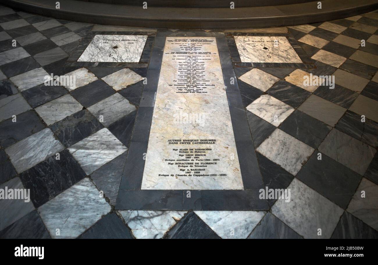 Vista interna, tomba incorporata nel pavimento, Cattedrale di Saint-Sauveur, Aix-en-Provence, Bocche del Rodano, Provenza-Alpi-Costa Azzurra, Francia Foto Stock