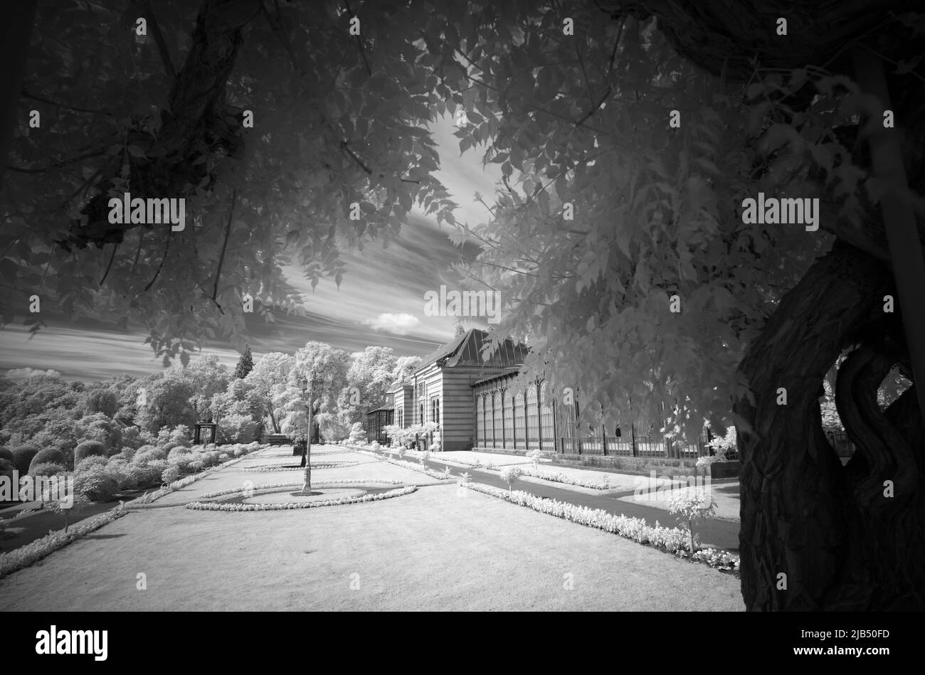 Casa di campagna moresca con giardino, immagine infrarossa, Wiilhelma, giardino zoologico-botanico, Stoccarda, Baden-Wuerttemberg, Germania Foto Stock