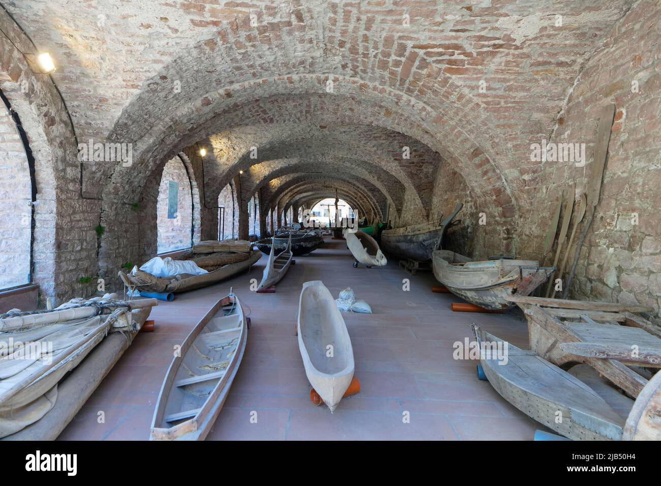 Varie barche, canoa, pagaia nella volta del Voelkerkundemuseum, Città Vecchia, Heidelberg, Kurpfalz, Baden-Wuerttemberg, Germania Foto Stock