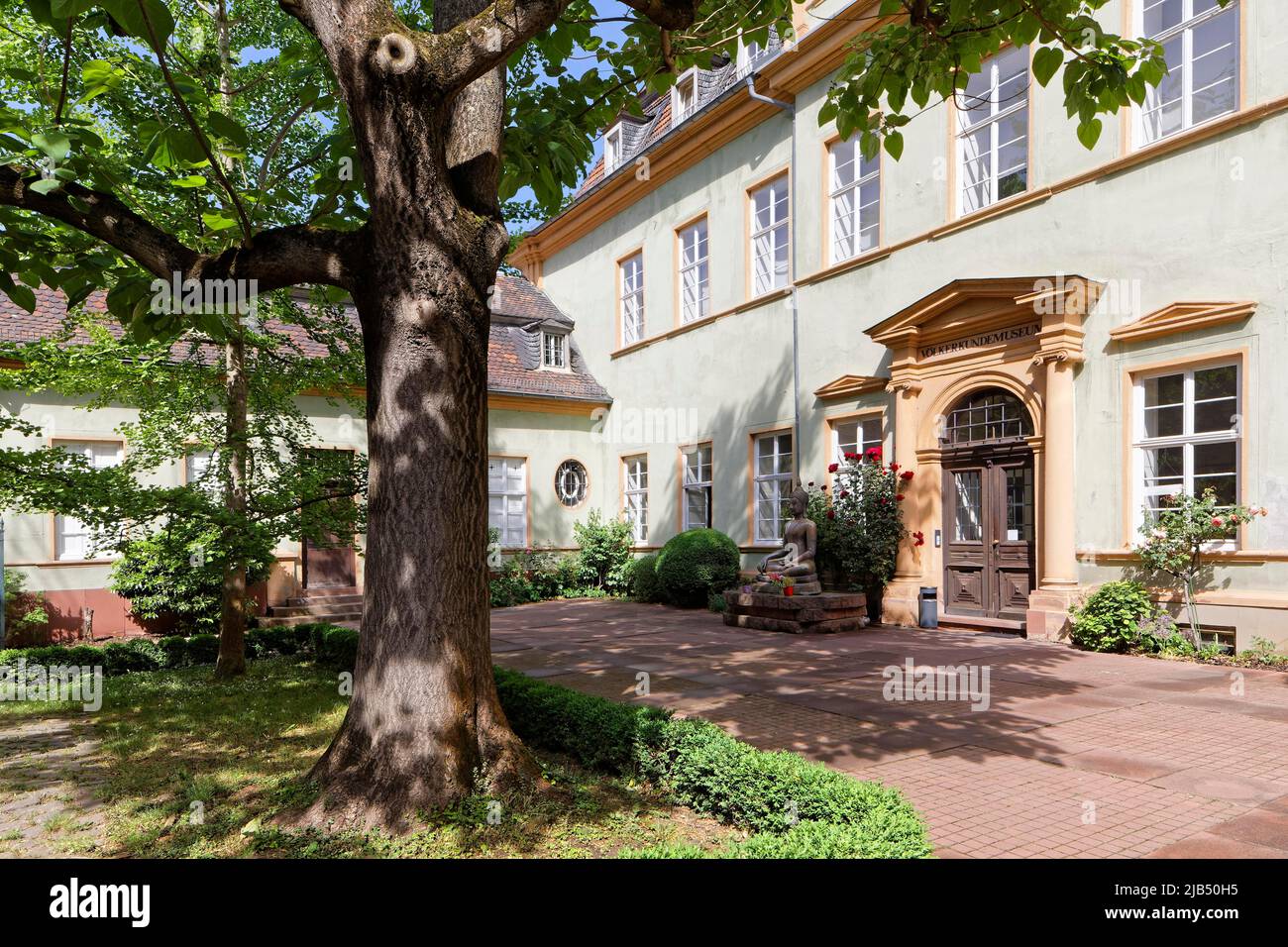 Corte d'onore con statua del Buddha, Palais Weimar, barocco, costruita dal 1710 al 1714 da Johann Adam Breunig, ospita il Museo Etnologico, Hauptstr. 235, Vecchio Foto Stock