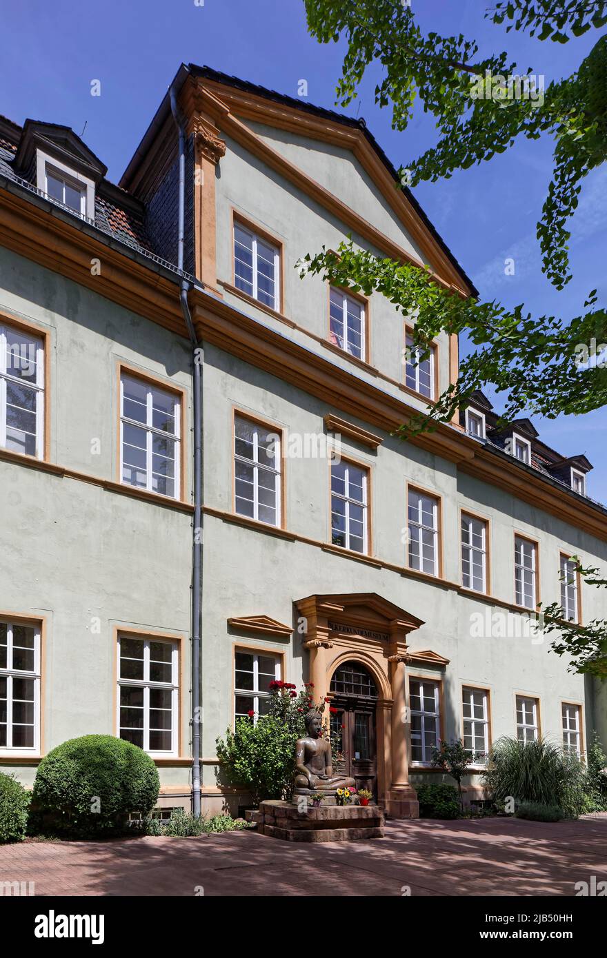 Corte d'onore con statua del Buddha, Palais Weimar, barocco, costruita dal 1710 al 1714 da Johann Adam Breunig, ospita il Museo Etnologico, Hauptstr. 235, Vecchio Foto Stock