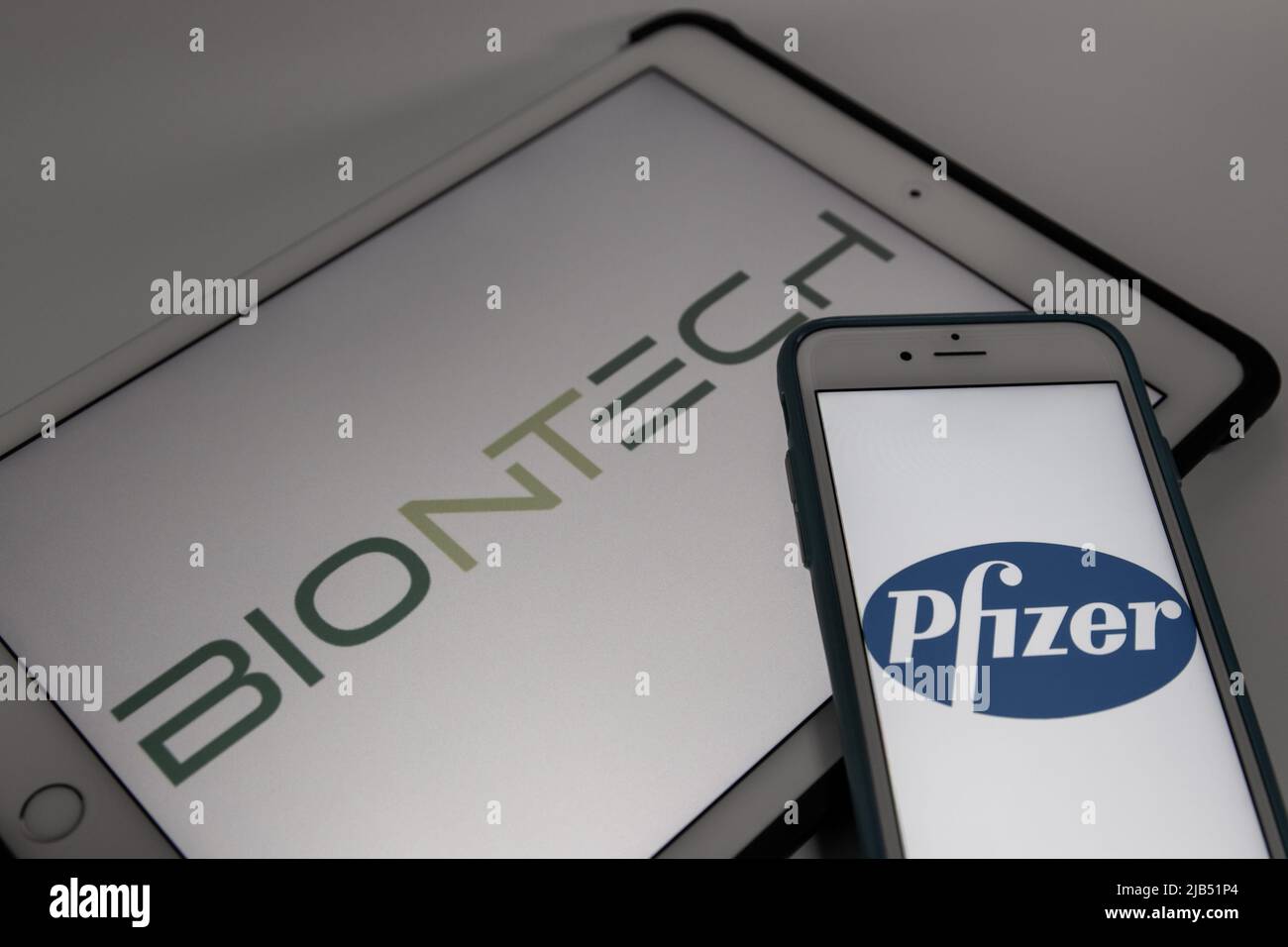 Kumamoto / GIAPPONE - Nov 11 2020 : loghi Pfizer e BioTTech su iPhone e iPad. Concetto di vaccini SARS-COV-2 Foto Stock
