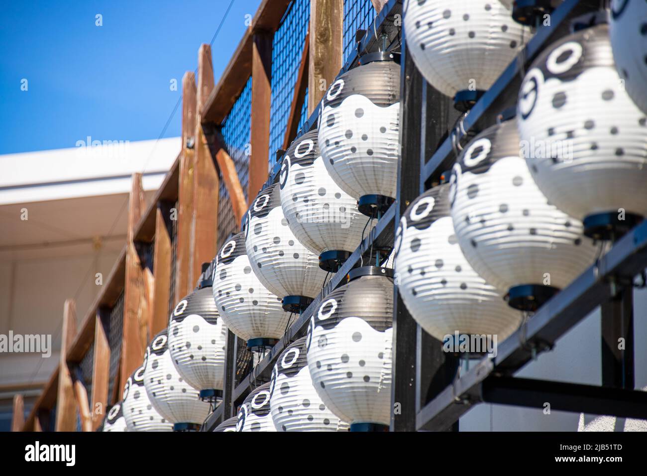 Piccoli monumenti di lanterna di pesci di Fugu a Kamon Wharf. Shimonoseki è soprannominata la "capitale del fugu" per i pesci di mare pescati localmente Foto Stock