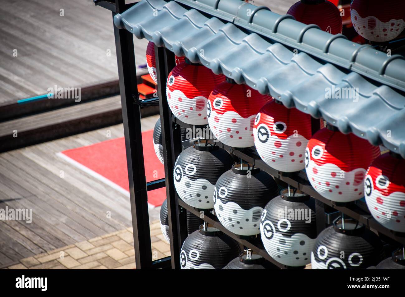 Piccoli monumenti di lanterna di pesci di Fugu a Kamon Wharf. Shimonoseki è soprannominata la "capitale del fugu" per i pesci di mare pescati localmente Foto Stock