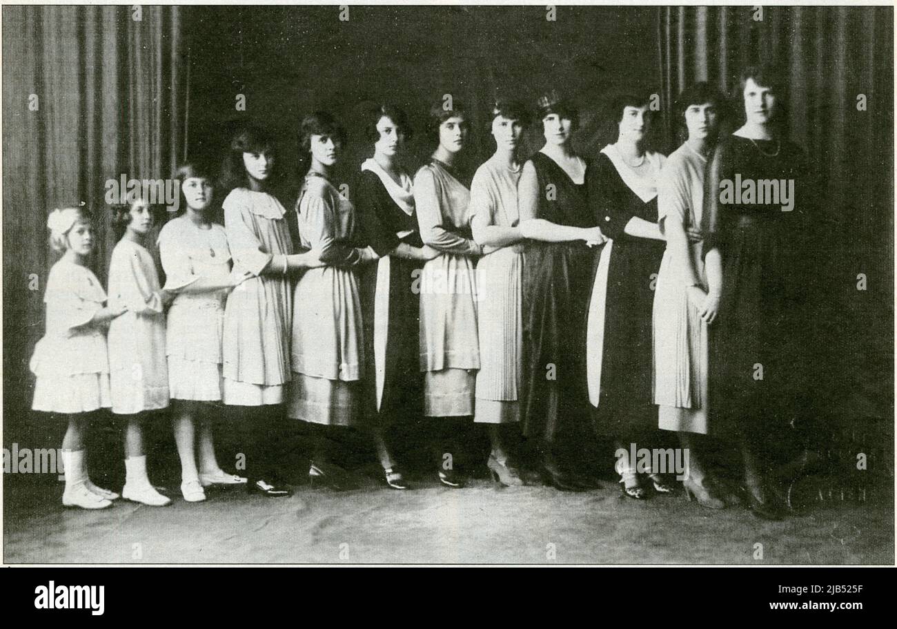 Douze des quatorze Petites-filles de la reine de Olga de Grèce-De droite à gauche-Irène,Élizabeth de Grèce,Nina de Russie,Hélène,Olga,Marguerite de Gr Foto Stock