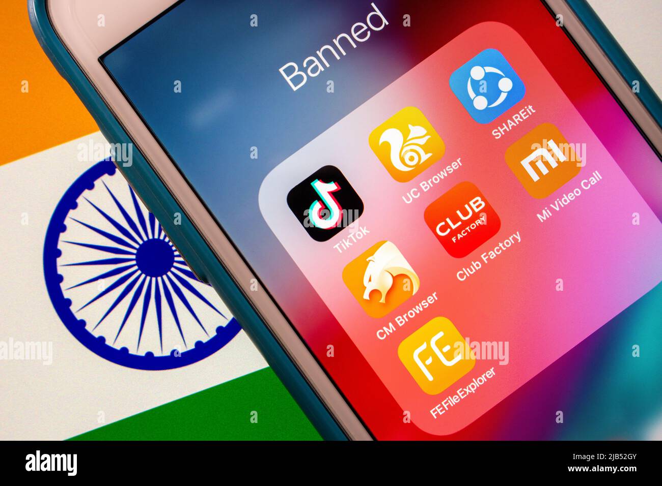 TikTok e popolari applicazioni cinesi su iPhone sulla bandiera indiana. L'India ha vietato oltre 100 app collegate alla Cina, tra cui TikTok, WeChat, ecc. Foto Stock