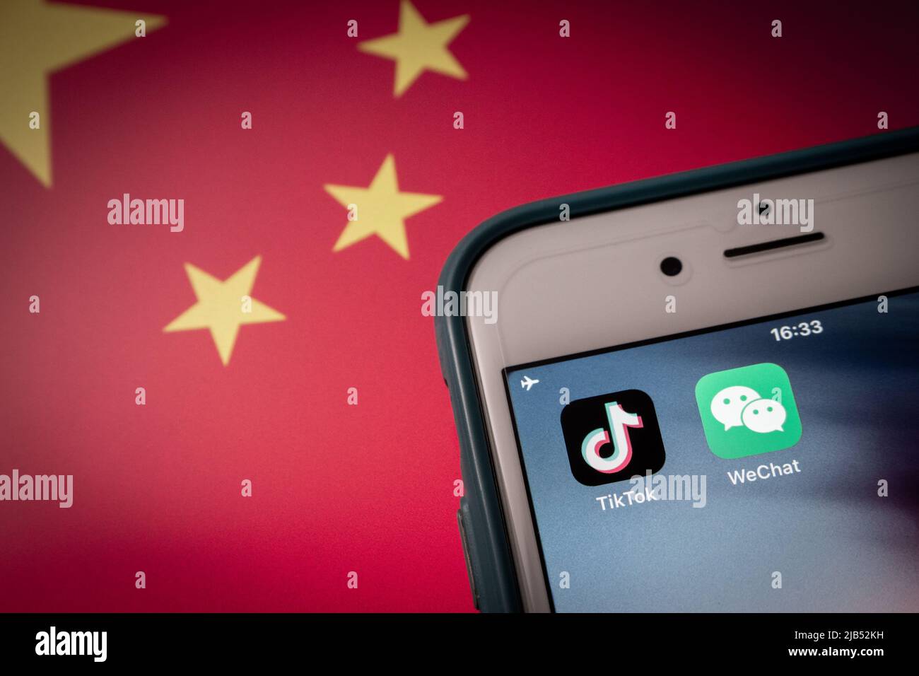 Immagine concettuale delle app TikTok e WeChat su iPhone con bandiera cinese. A causa di problemi di sicurezza nazionali, TikTok e WeChat stanno diventando vietati negli Stati Uniti Foto Stock