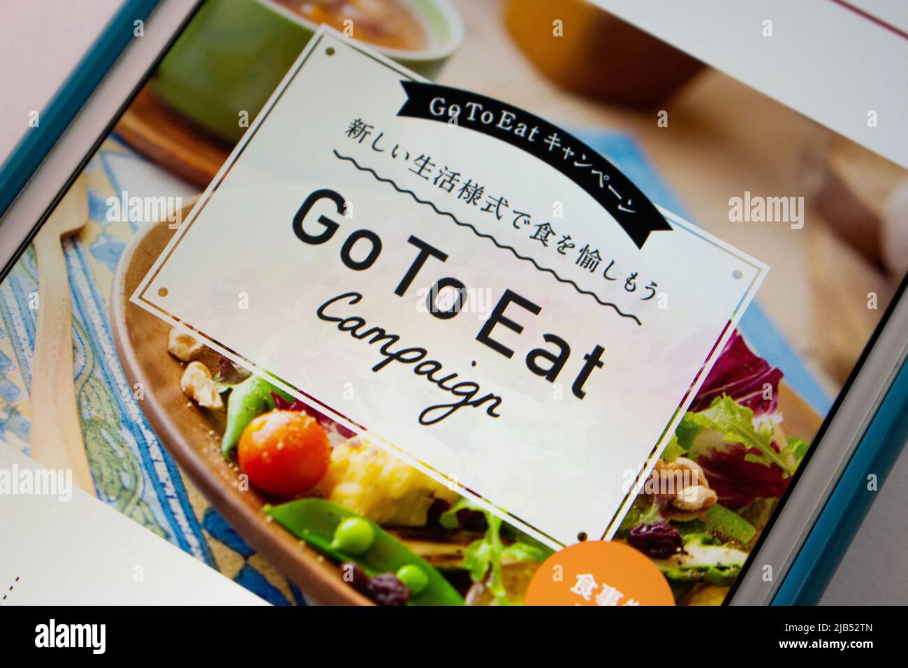 Kumamoto / GIAPPONE - Ott 12 2020 : primo piano il sito della campagna Go to Eat del Giappone su iPhone. Traduzione : Godetevi il cibo con stile di vita nuovo-normale Foto Stock