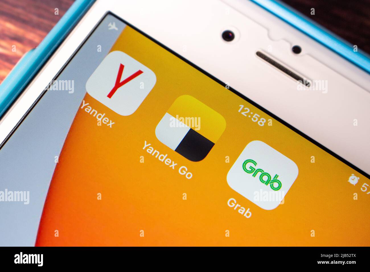 Kumamoto / GIAPPONE - Ott 12 2020 : Yandex, Yndex Go & Grab app sulla schermata principale dell'iPhone. Foto Stock