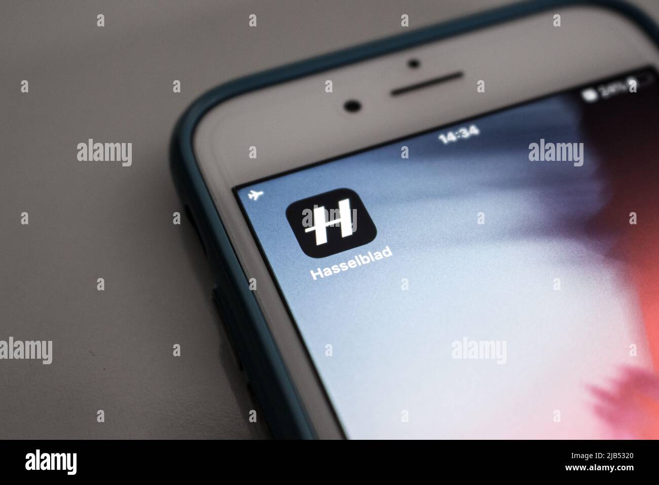 Logo Hasselblad su iPhone. Hasselblad è un produttore svedese specializzato in fotocamere di medio formato, apparecchiature fotografiche e scanner di immagini Foto Stock